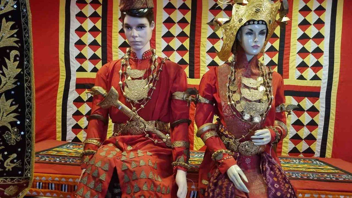 Koleksi pakaian adat Saibatin dan Pepadun Lampung di dalam Museum Lampung