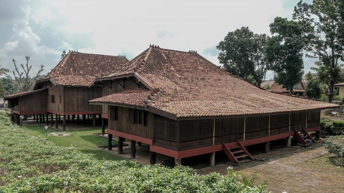 Rumah Limas khas Lampung di kompleks Museum Lampung Bandar Lampung