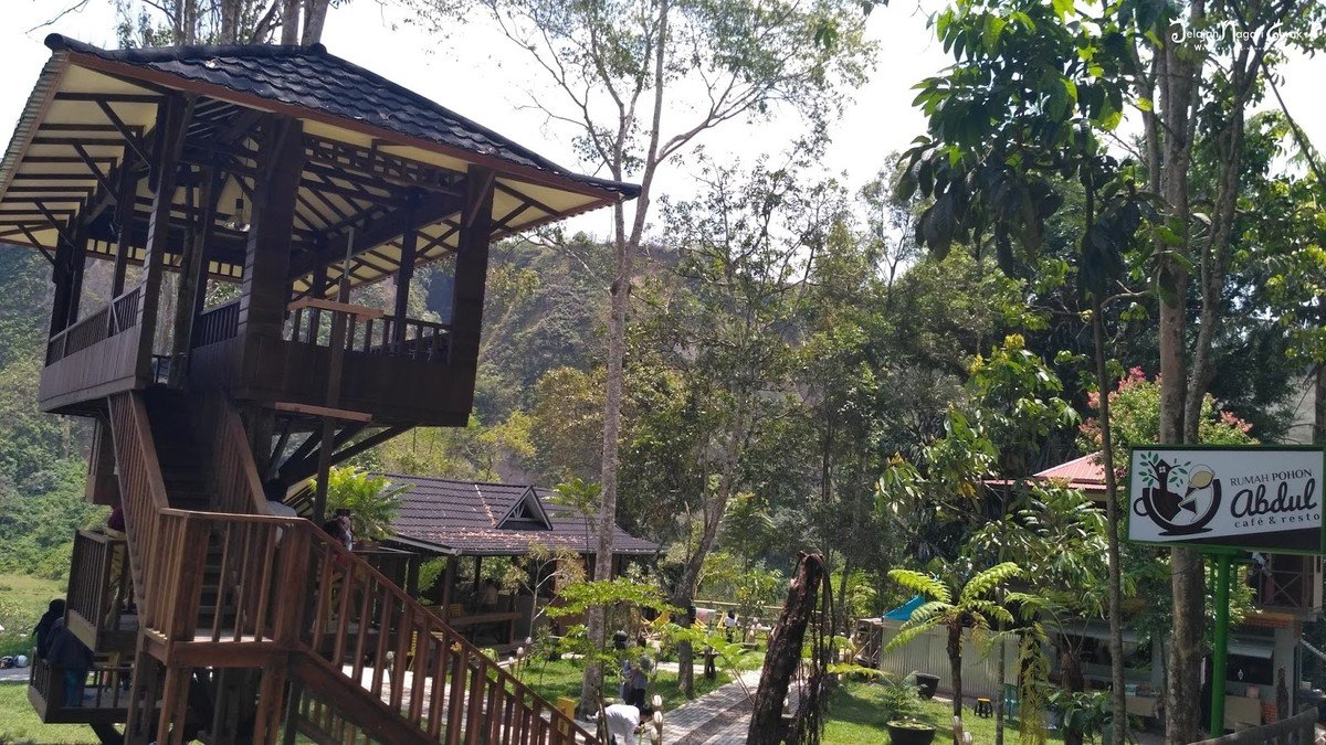Rumah Pohon Abdul di tepi Ngarai Sianok Agam Sumatera Barat dengan view jurang dan hutan lebat