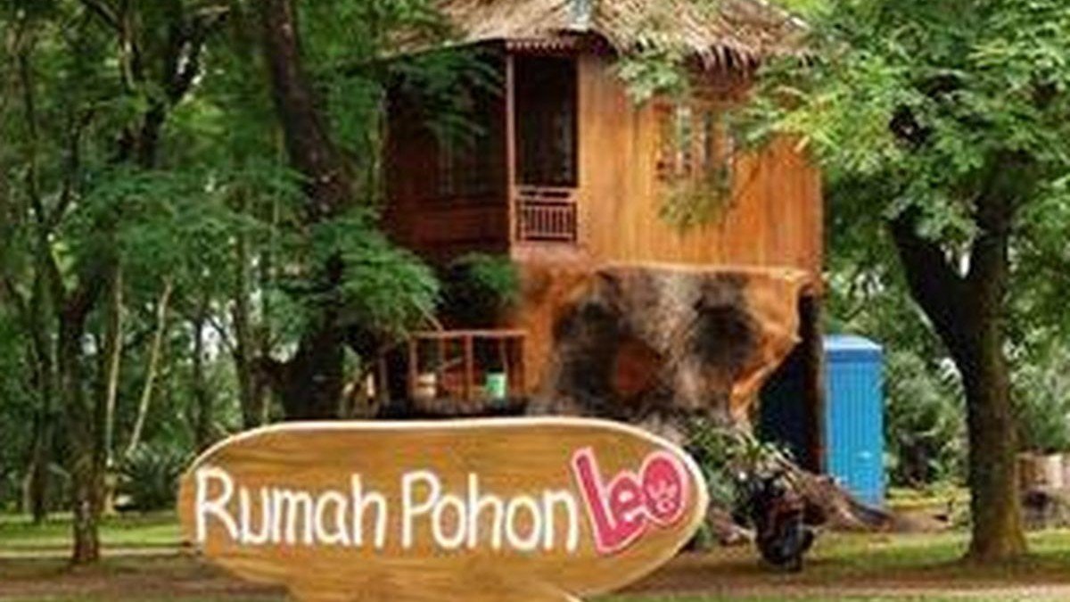 Rumah pohon Leo di Taman Buah Mekarsari Bogor dengan area BBQ dan teras kayu di antara pohon buah