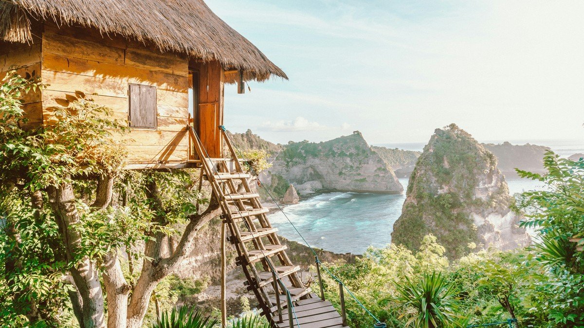 Rumah pohon Molenteng di tebing Nusa Penida Bali dengan pemandangan laut biru dan tebing kapur yang dramatis