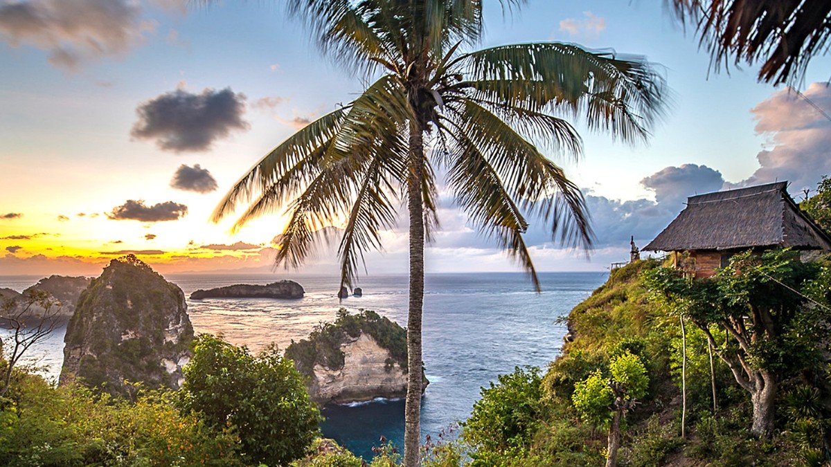 Rumah pohon di Nusa Penida Bali dengan balkon menghadap laut biru dan tebing khas Nusa Penida