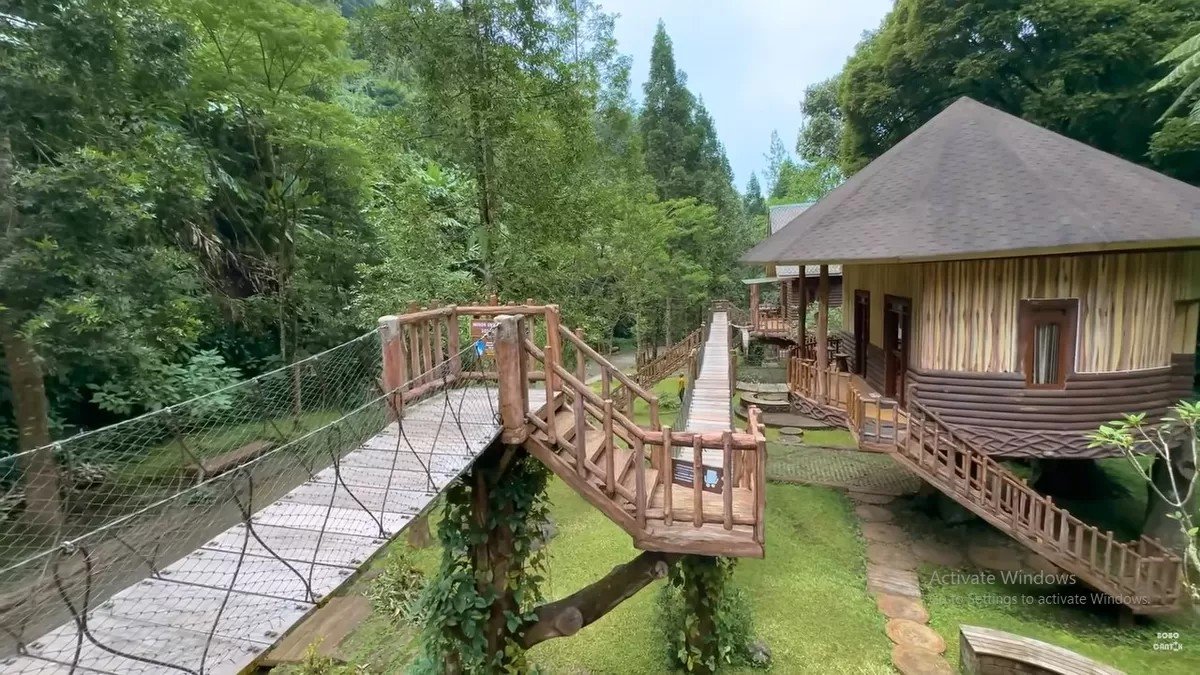 Rumah pohon di Taman Safari Indonesia Cisarua Bogor dengan jembatan gantung di sekelilingnya