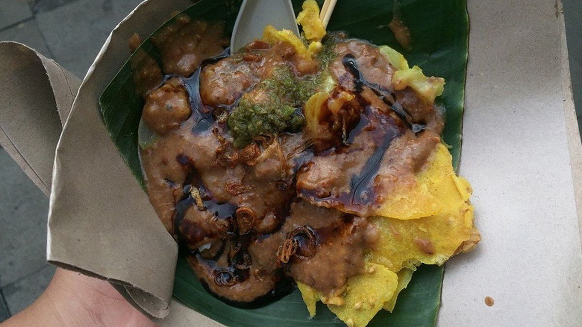 Cungkring Pak Jumat di kawasan Surya Kencana Bogor dengan bumbu kacang kuning khas