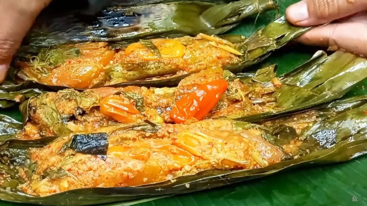 Restoran Gumati Bogor dengan menu Sunda pepes peda dan ikan bakar untuk makan keluarga