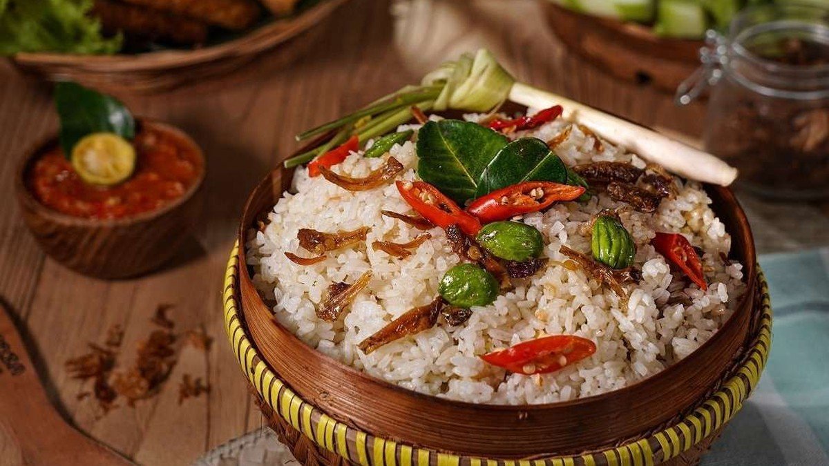 Gurih 7 Bogor restoran Sunda dengan saung lesehan di atas kolam dan nasi liwet tradisional