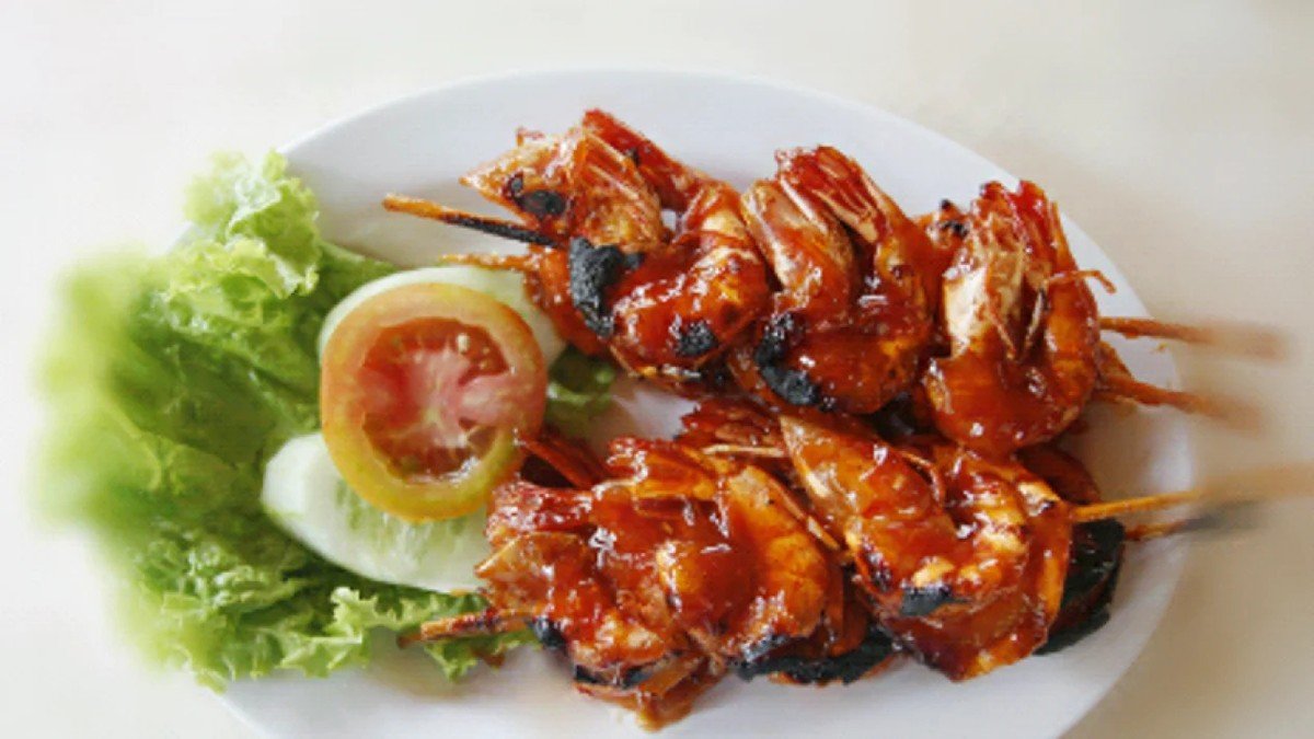 Saung Berkah Bogor dengan saung bambu di atas kolam ikan dan menu udang galah bakar madu
