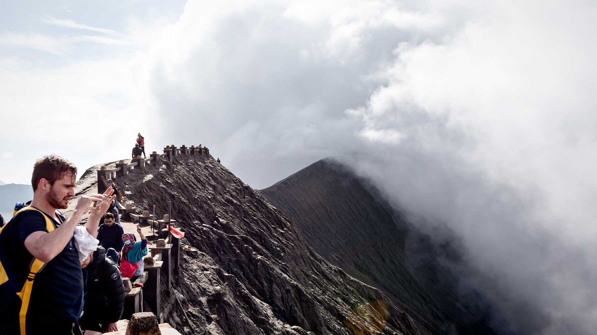 tangga menuju kawah Bromo dengan asap mengepul dari dalam kawah aktif
