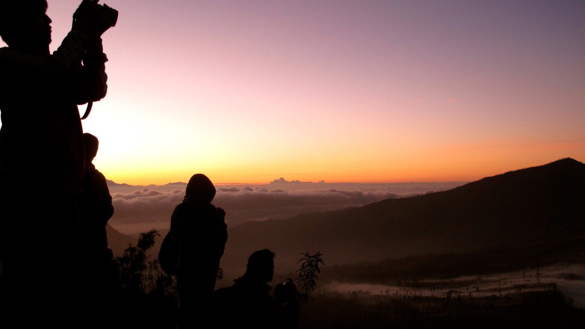 sunrise di Penanjakan 1 Bromo dengan siluet kawah dan Semeru di latar belakang