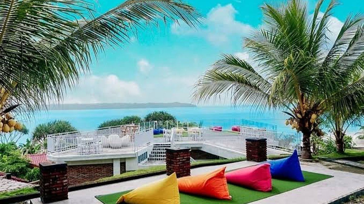 Deretan pilihan 10 Hotel di Pangandaran Dekat Pantai yang Terbaik dengan latar pantai biru Pangandaran Jawa Barat
