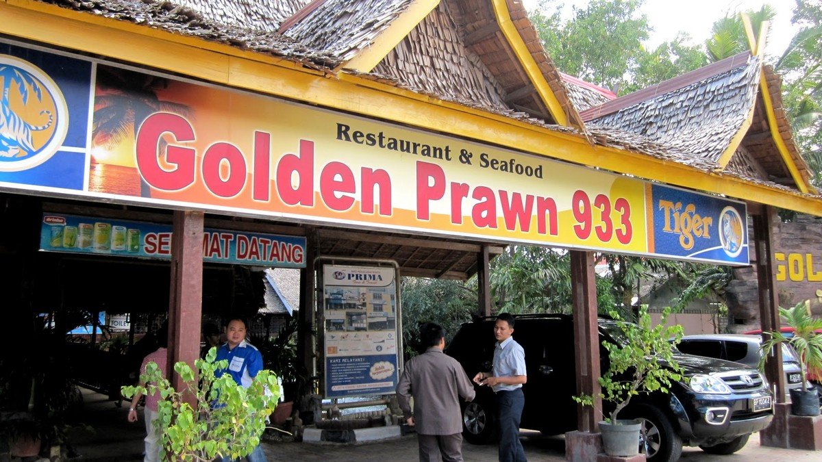 Restoran Golden Prawn 933 Batam dengan bangunan panggung di atas air dan hidangan seafood segar