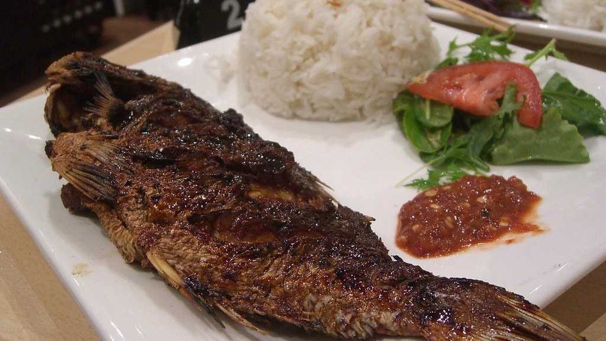 Ikan bakar segar khas kawasan Nongsa Batam dengan bumbu rempah dan pemandangan pantai