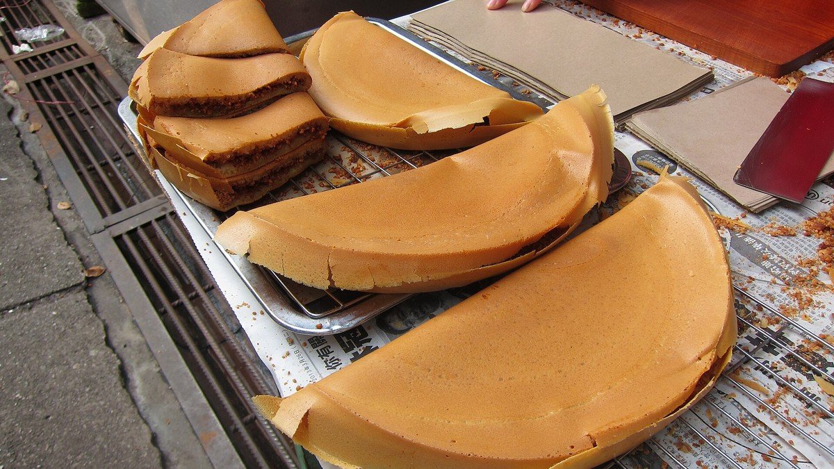 Martabak Bangka khas Batam dengan kulit tipis garing dan isian telur daging yang terlipat rapi