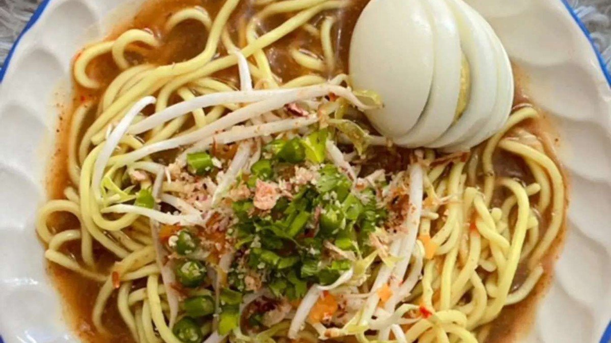 Semangkuk mie lendir khas Batam dengan kuah kental kanji kacang tanah berwarna kecoklatan