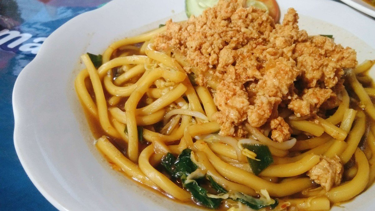 Semangkuk mie tarempa khas Batam dengan mi pipih dan kuah ikan pekat berwarna kemerahan