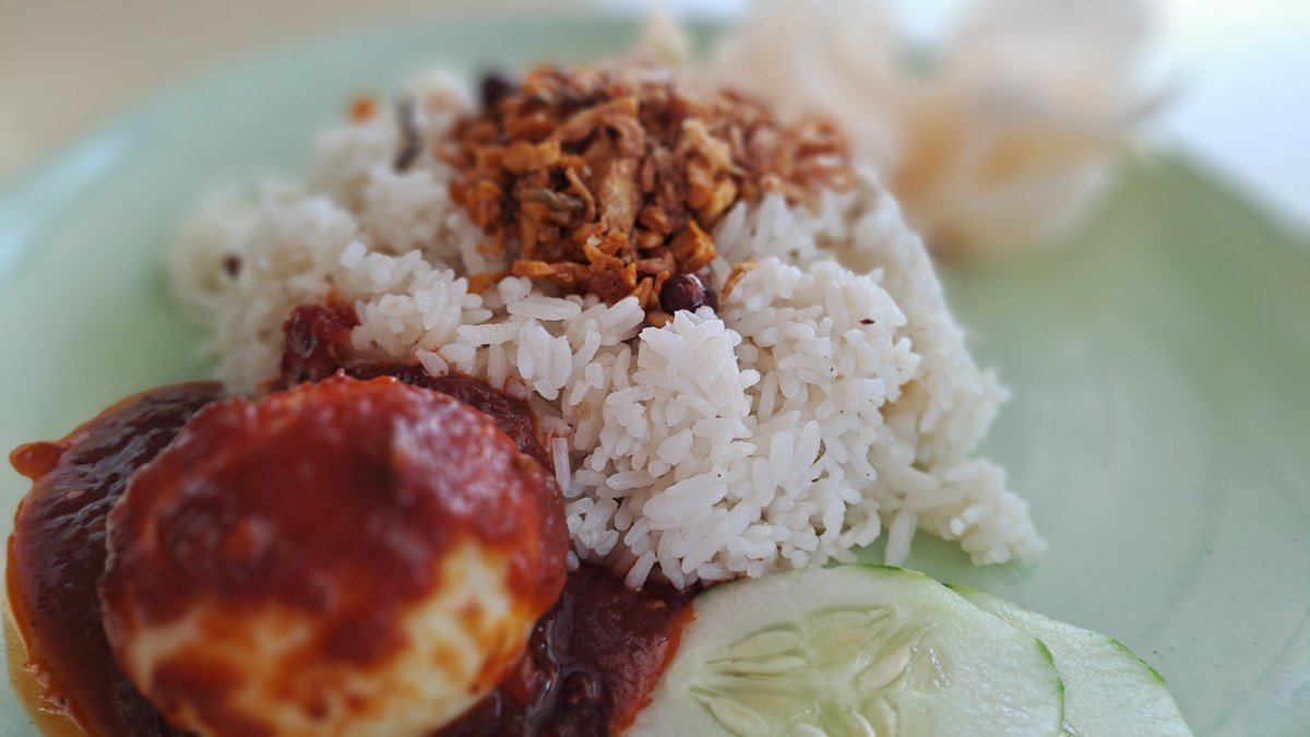 Nasi lemak khas Batam dengan ikan bilis goreng, sambal, dan lauk pendamping khas Melayu