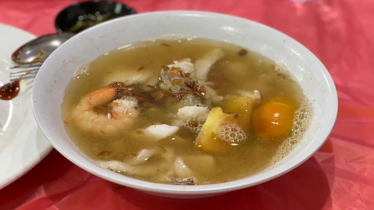 Semangkuk sup ikan bening khas RM Yong Kee Batam dengan potongan ikan tenggiri segar