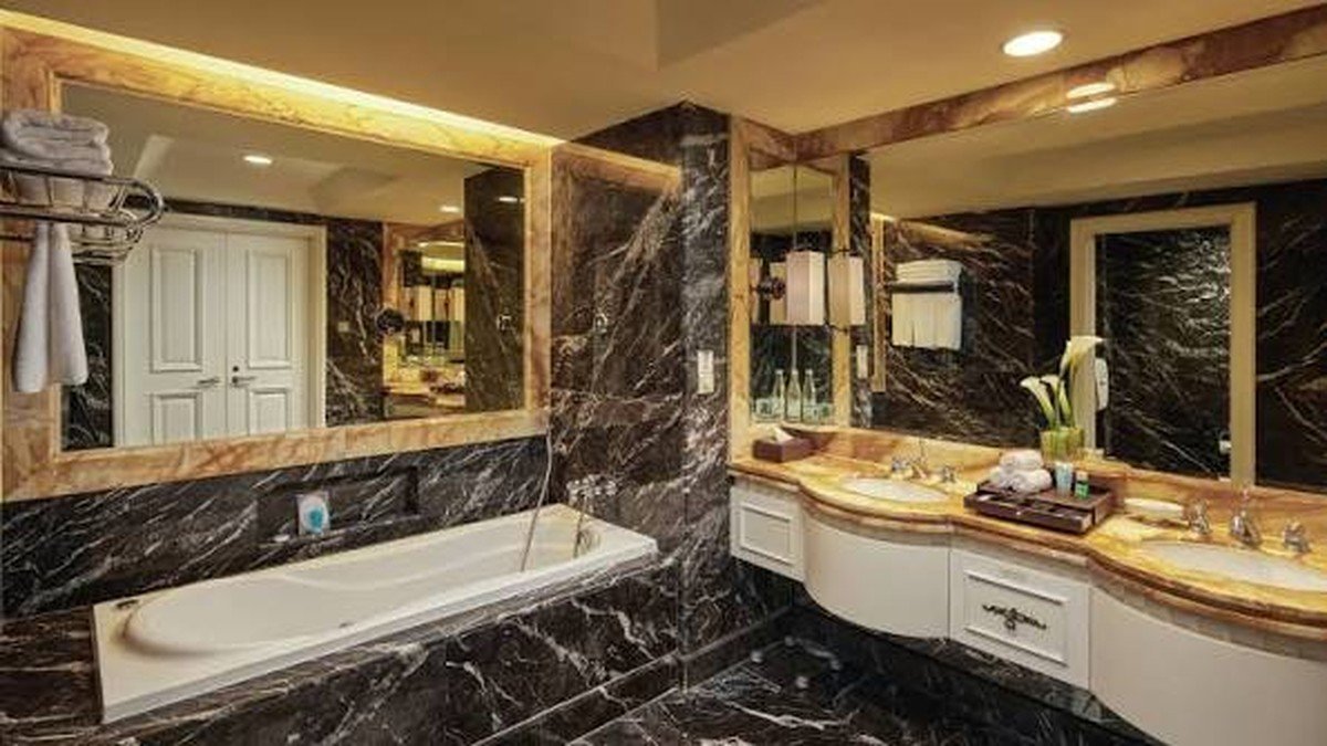 Bathtub rendam dalam dengan rainfall shower di Ayana Midplaza Jakarta kawasan Sudirman