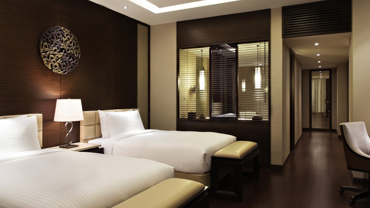 Kamar mandi bergaya spa Jepang dengan bathtub di Fairmont Jakarta dekat Plaza Senayan