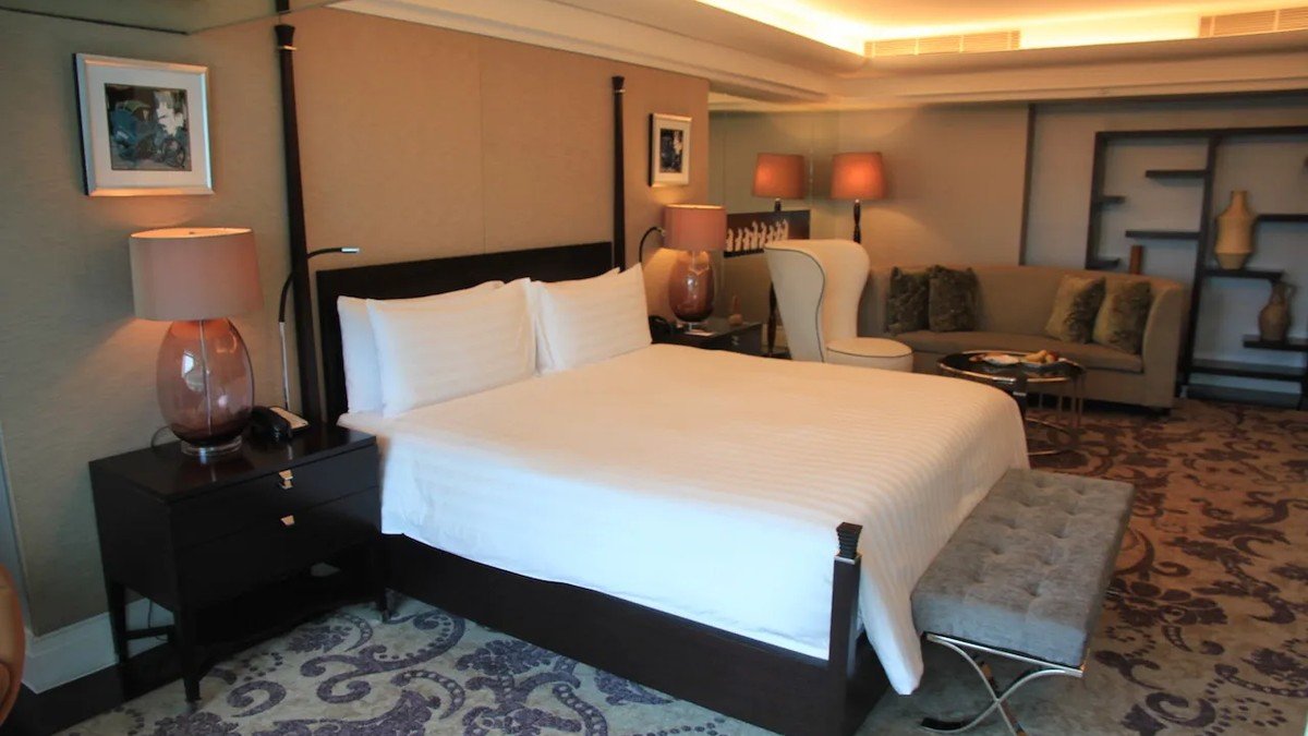 Kamar dengan bathtub dan pemandangan Bundaran HI di Hotel Indonesia Kempinski Jakarta