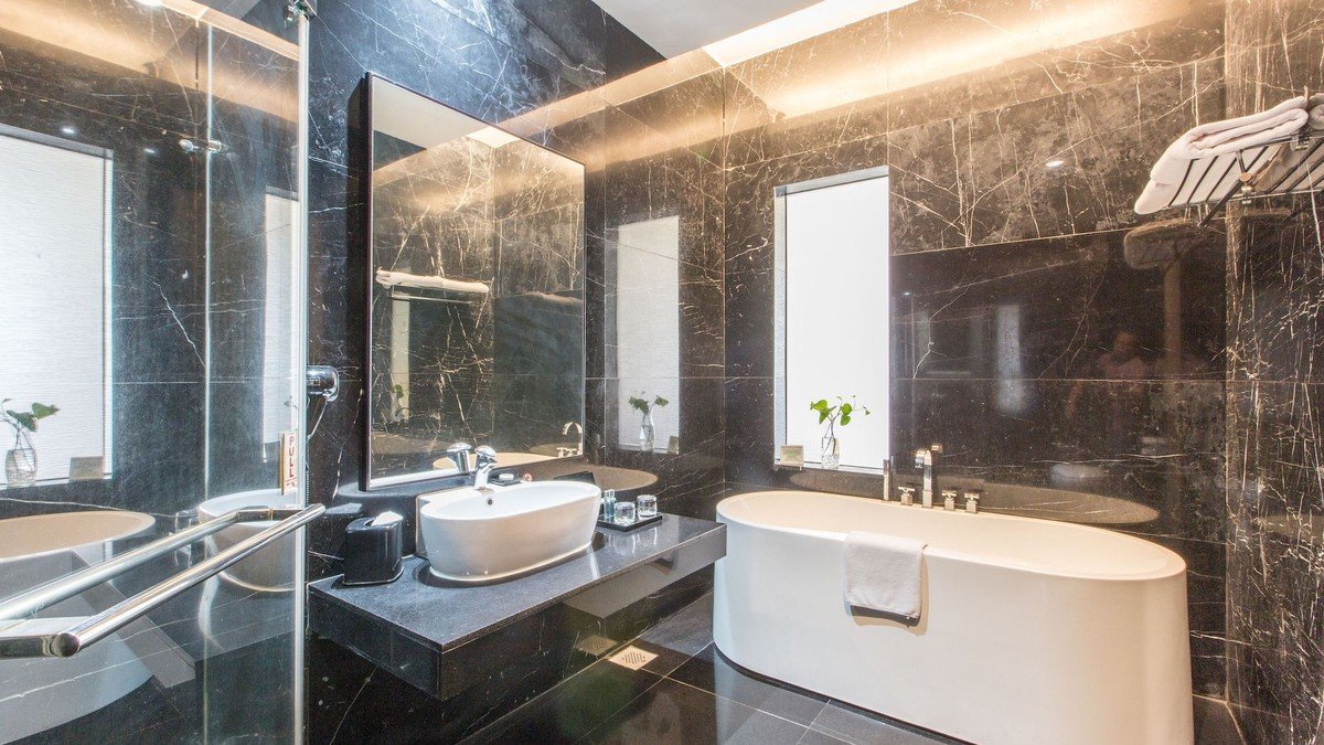 Kamar dengan bathtub di Merlynn Park Hotel Jakarta dekat Monas