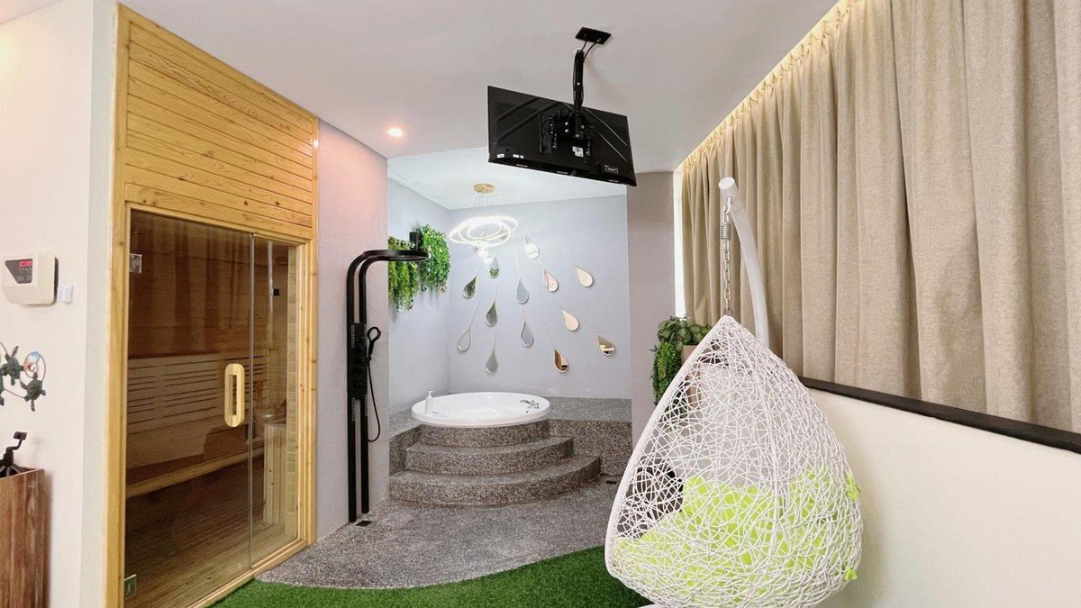Kamar jacuzzi serba putih di Oak Tree Urban Jakarta kawasan Kebayoran Baru
