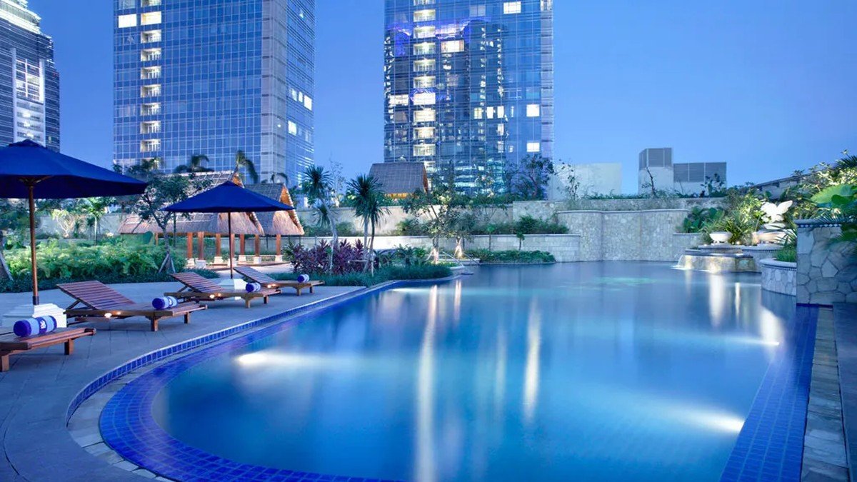 Kolam jacuzzi batu di teras Spa Terrace Suite The Ritz-Carlton Mega Kuningan Jakarta
