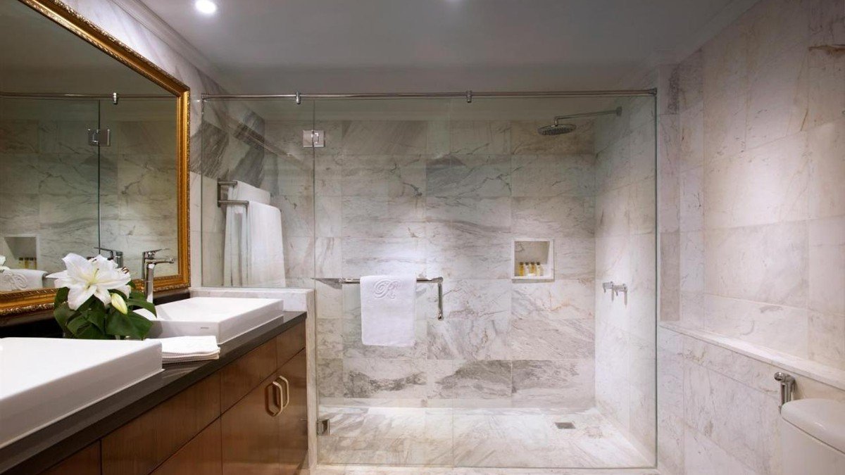 Kamar dengan bathtub dan rain shower di The Sultan Hotel and Residence Jakarta kawasan Senayan
