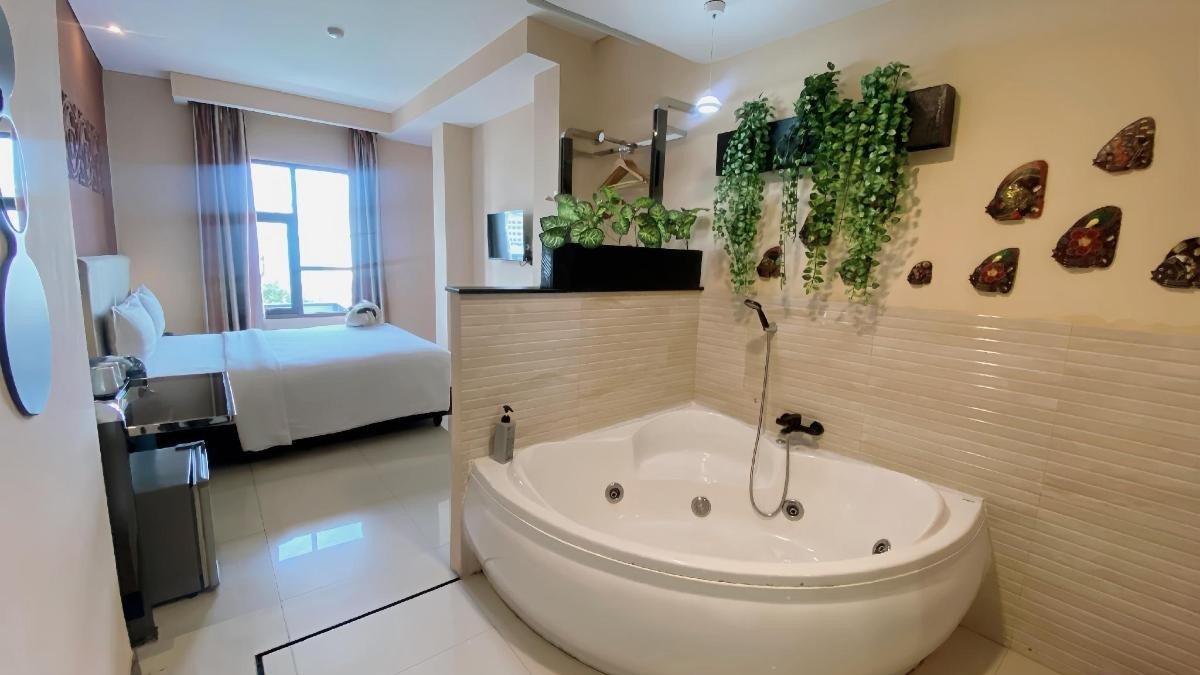 Kamar jacuzzi pribadi di Verse Lite Hotel Gajah Mada Jakarta, salah satu hotel dengan jacuzzi pribadi di Jakarta dengan paket 6 jam
