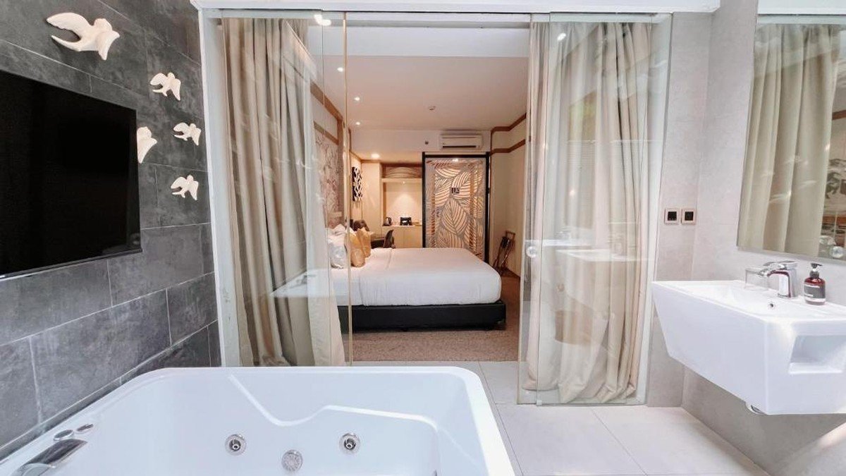 Kamar jacuzzi Verse Luxe Hotel Wahid Hasyim Jakarta dekat Bundaran HI