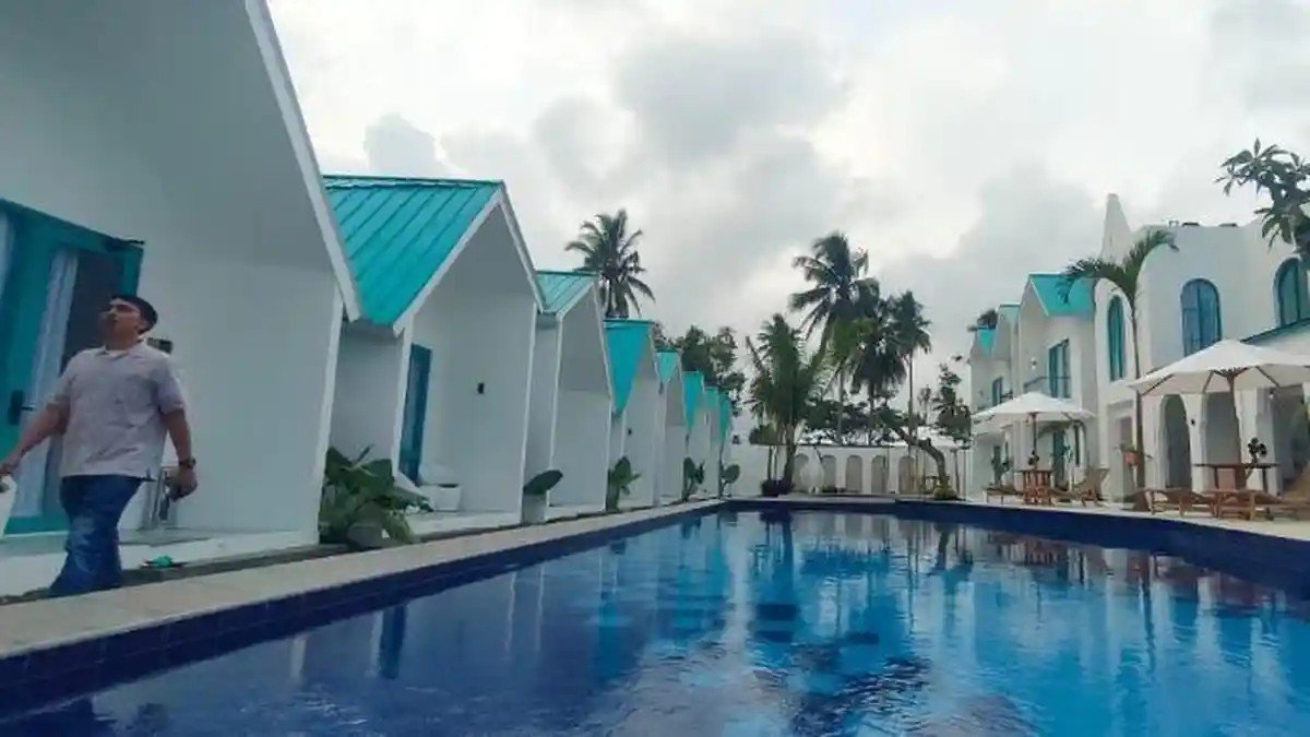 Idea’s Villa Pangandaran dengan arsitektur bergaya Santorini putih dan hijau