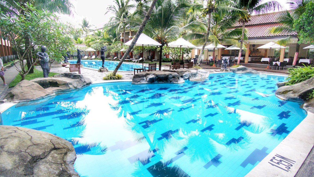 Kolam renang The Arnawa Hotel Pangandaran dengan suasana tropis